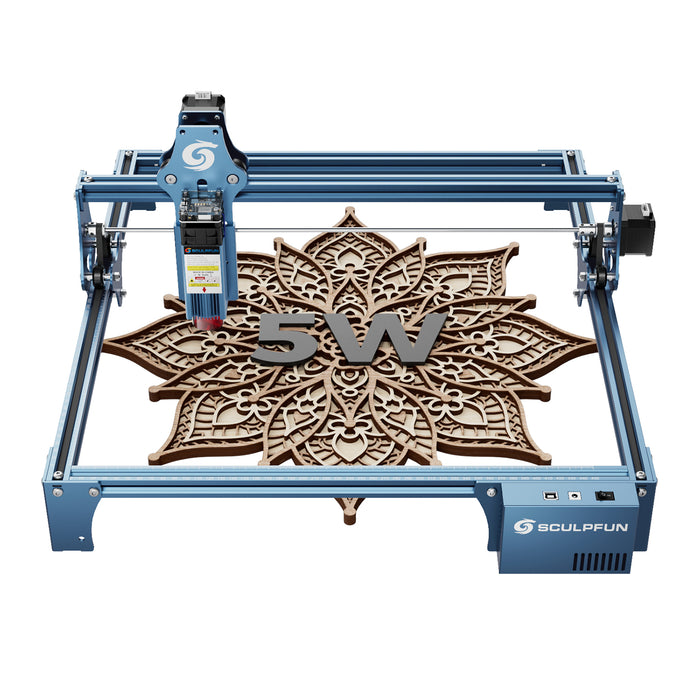 Una vista cenital de un grabador láser Sculpfun S9 5W, con un panel ornamental de madera cortado con láser, grabada con el diseño "5W", sobre un fondo blanco.